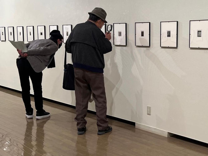 友人・屋良さんが撮って送ってくれた会場風景「四角形の虫眼鏡で 四角形の写真風景を愛でる人」