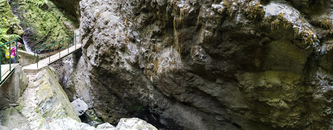 Bild: Brücke und Felsen