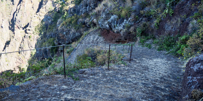 Bild: Wanderweg mit vielen Stufen