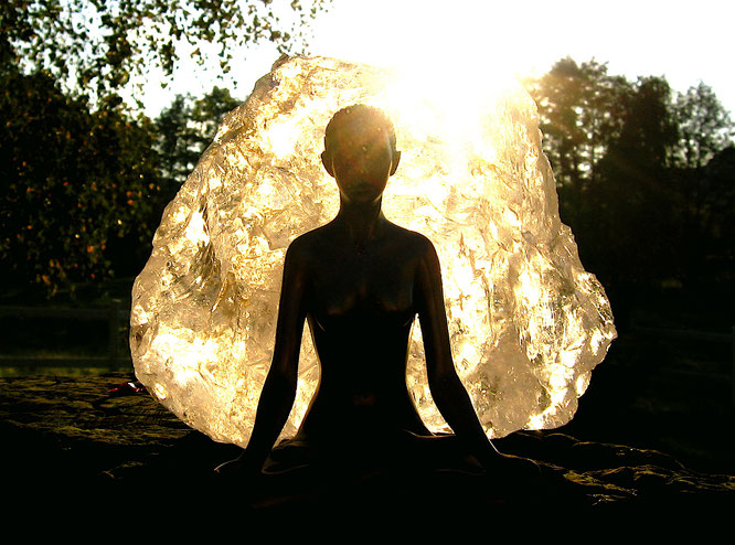 Quelle: https://upload.wikimedia.org/wikipedia/commons/2/24/Meditation_Harmony_Peace_Crystal.jpg (15.18.18)