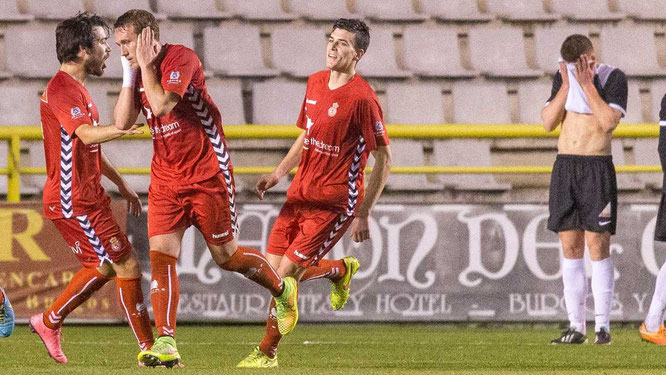 Isaac Aketxe celebra, con las manos en los oídos, el tanto del empate ante la desesperación de los jugadores del Burgos. Foto: Jesús J. Matías (Diario de Burgos)