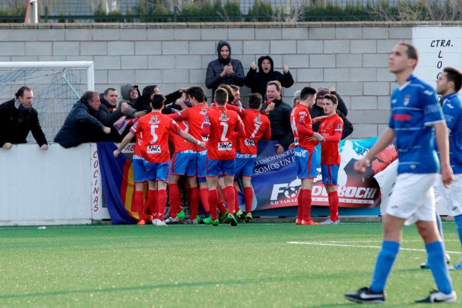 Los jugadores del Tarazona celebran el gol de Lumbreras con sus aficionados. Foto: www.heraldo.es