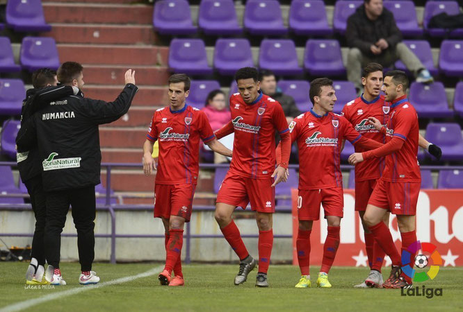 Callens celebra con sus compañeros su gol. Foto: www.laliga.es