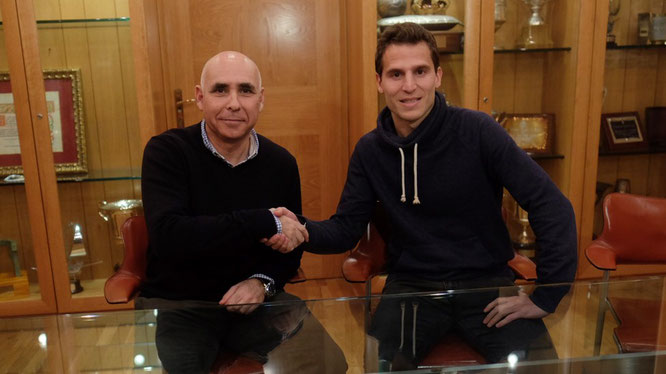 Bebobide, tras cerrar su fichaje por el Racing. Foto: www.realracingclub.es