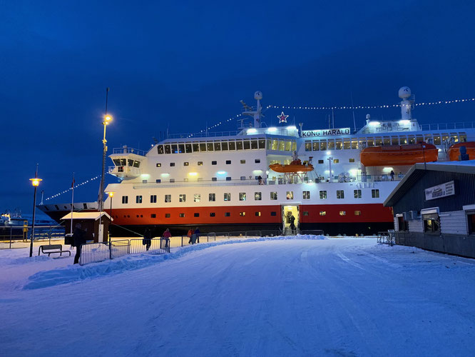 MS Kong Harald im Winter von Kirkenes.