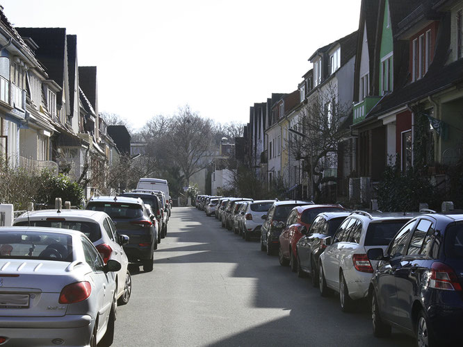 Die Freiburger Straße, wo die Anwohnerinnen ihre Fahrzeuge illegal beidseitig auf den Gewegen parken, Foto: FGN