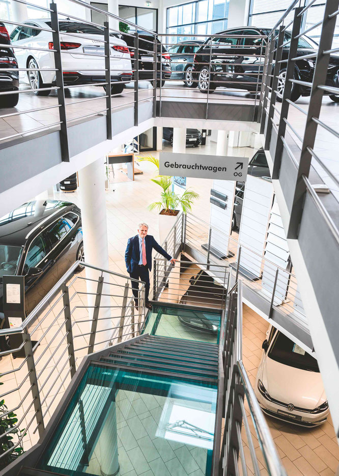 Klaus Ahrlich, Geschäftsstellenleiter im Autohaus Utbremen vor den Toren von Findorff