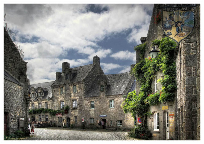 une des rue principales de locronan avec ses ruelles pavées, ses façades en granit et ses toits en ardoite. L'ambiance de cette petite cité de caractère est vraiment incroyable 