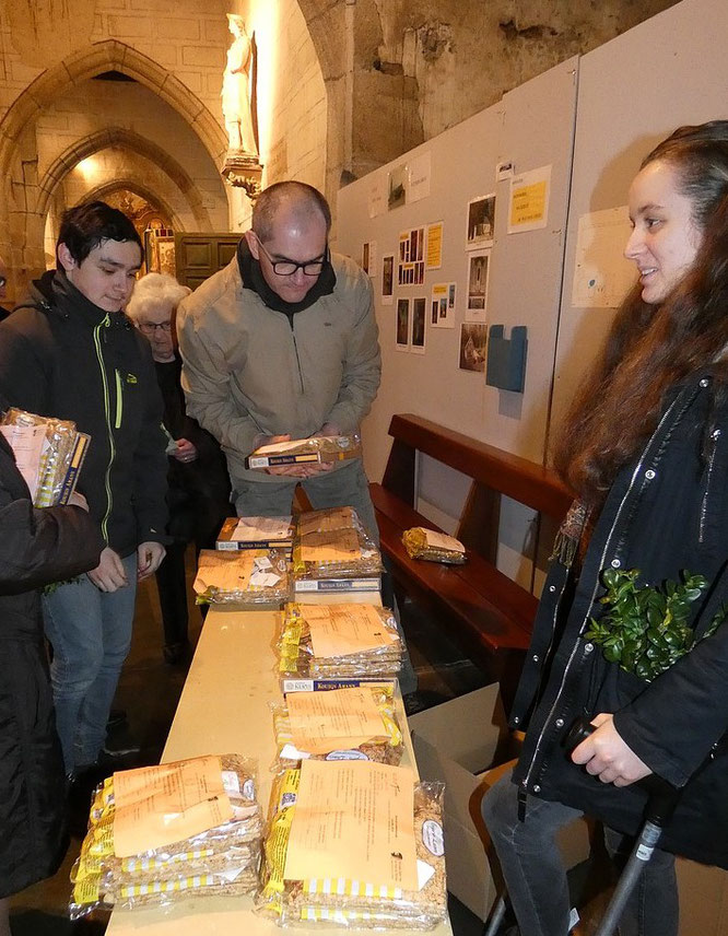 Distribution des commandes de crêpes et kouign-aman, au profit du financement du pèlerinage  des jeunes à Lourdes, prévu en avril (de gauche à droite : Vincent, Didier et Louise) 