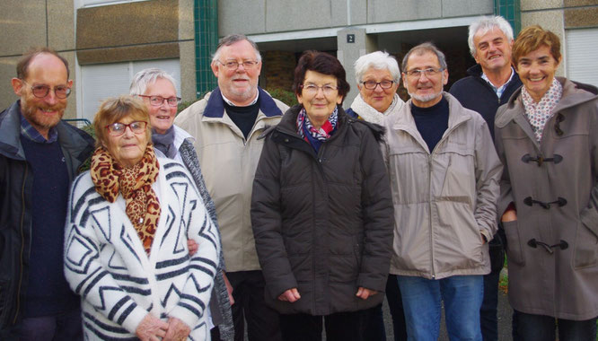 L'équipe du Secours Catholique, devant ses locaux de Morlaix (nov. 2017)