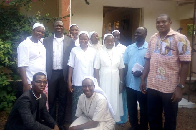 La nouvelle équipe pastorale de Réo : Les soeurs entourées des pères ZONGO, ALEXANDRE, BASSOLE et ROGER.