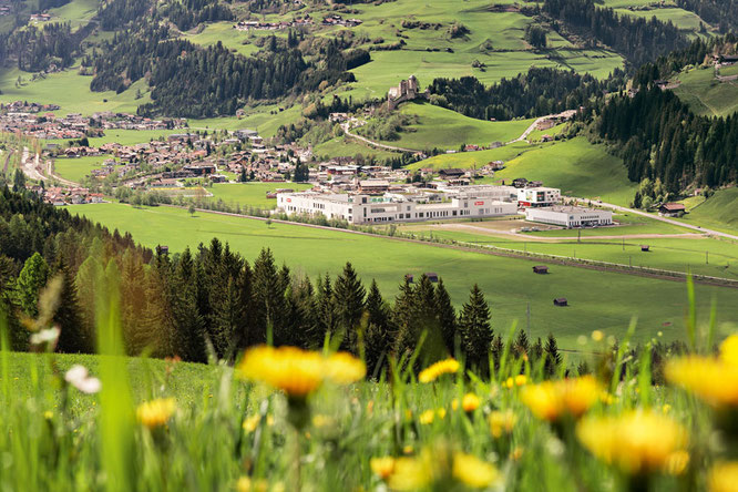 Loacker Werk Heinfels - eingebettet inmitten der Natur des Pustertals. Natürliche Produkte aus einem natürlichen Umfeld. Foto: meraner-hauser.com