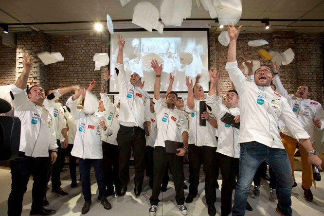 Immer wieder ein Highlight - der traditionelle Mützenwurf beim Wettbewerb Koch des Jahres Foto: Melanie Bauer/KDJ