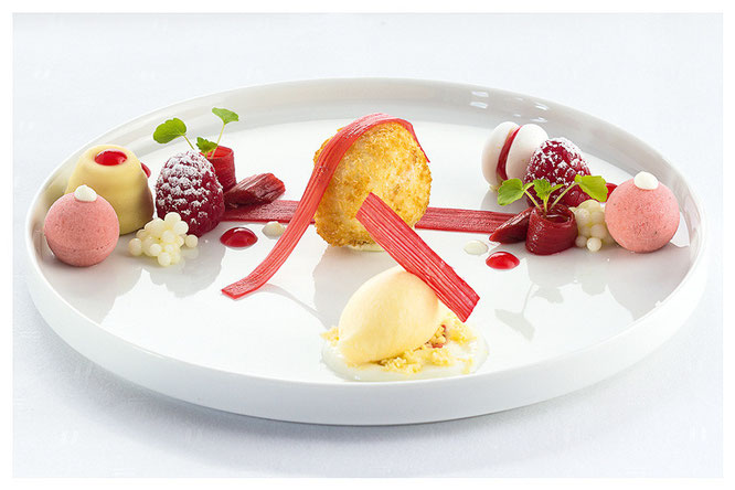 Suprême vom Rhabarber mit gebackenem Kokosparfait, Joghurtmeringe und Champagner-Buttereis ©Schanz Restaurant