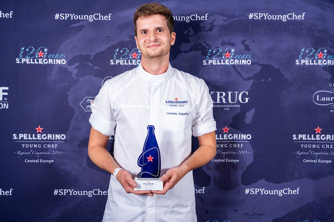 Mit Regenbogenforelle, Kerbel, Waldchampignon und Wildknoblauch ins Grand Finale: Levente Koppány („Salon Restaurant“,Budapest) aus Ungarn hat den regionalen Vorentscheid des „S.Pellegrino Young Chef2020“ für sich entschieden. Fot: S.Pellegrino