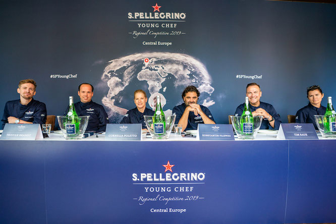 Die Juroren des regionalen Vorentscheids für Zentraleuropa, Marcin Popielarz, Tristan Brandt, Cornelia Poletto, Konstantin Filippou, Tim Raue und Iwona Niemczewska (v.l.) am Jurytisch / Foto: S.Pellegrino