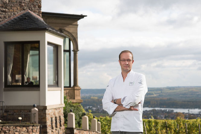 Ab Februar 2017 wird Nils Henkel, der sich zwei Michelin Sterne, 19 Gault Millau Punkte und viele Auszeichnungen erkocht hat, die Gäste von Burg Schwarzenstein verwöhnen Foto: Wonge Bergmann