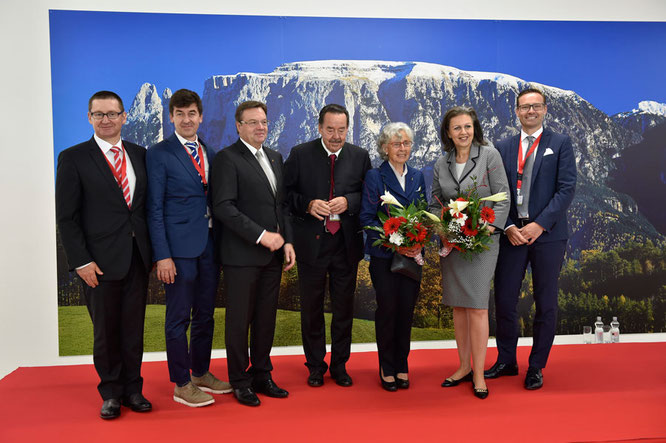 Uli Zuenelli (Neffe von Armin Loacker), Andreas Loacker,Günther Platter (Landeshauptmann Tirol), Armin Loacker, Christine Loacker-Zuenelli, Patrizia Zoller-Frischauf (Wirtschaftslandesrätin Tirol), Martin Loacker / Foto: meraner-hauser.com