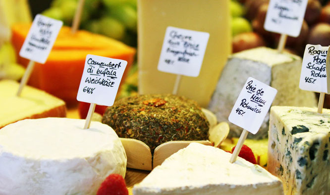 Käse wird immer beliebter und bei den verschiedenen Sorten kommt es auf die richtige Schnitttechnik an / Foto: TheCulinarian