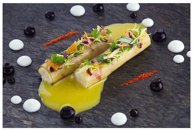 Königskrabbe in ihrem Gelee mit einer Liaison von Mais, Joghurt und schwarzer Hohannisbeere ©Schanz Restaurant