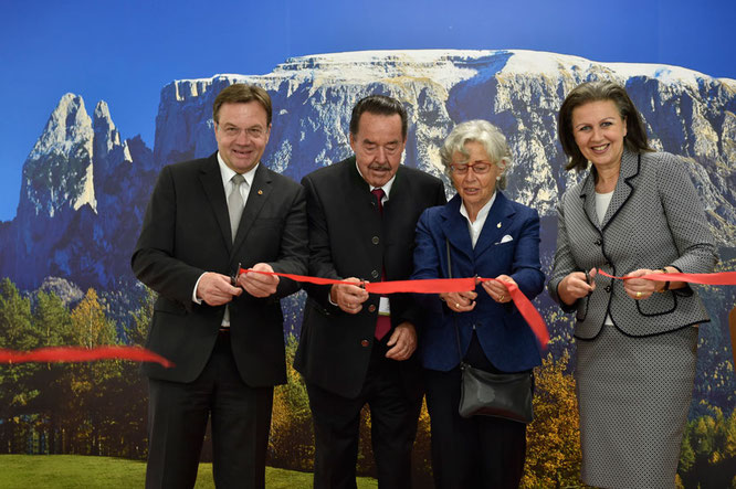 Günther Platter (Landeshauptmann Tirol), Armin Loacker, Christine Loacker-Zuenelli, Patrizia Zoller-Frischauf (Wirtschaftslandesrätin Tirol) / Foto: meraner-hauser.com