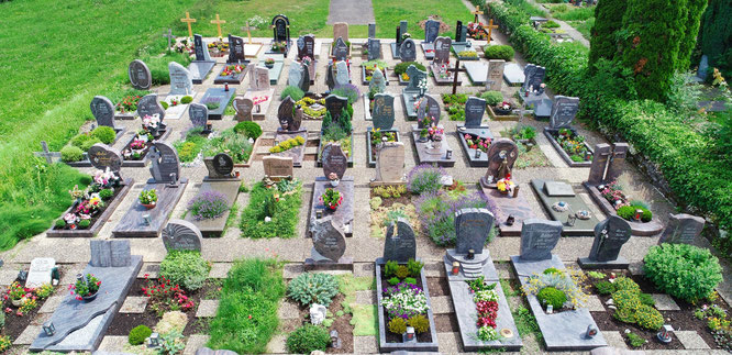 Die Vielfalt der Grabformen ist auf dem Friedhof im Kleinblittersdorfer Ortsteil Rilchingen-Hanweiler deutlich zu sehen. Dabei fällt wie auf allen Friedhöfen der Gemeinde die rasch wachsende Zahl der Urnengräber auf.