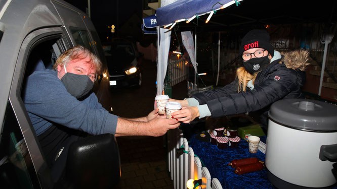 Der Drive-In-Weihnachtsmarkt Bliesransbach kommt gut an.