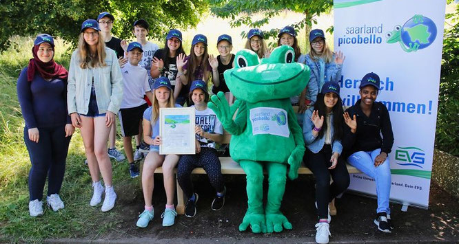 Gemeinsam mit dem Picobello-Frosch freuten sich die Kinder und Jugendlichen der Gemeinschaftsschule Kleinblittersdorf über ihre neue Bank, die sie für ihre langjährige Teilnahme an dem Projekt erhielten.