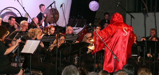 Bei der ersten Saar Wind Movie Night im Jahr 2011 spielte das Orchester unter anderem die Filmmusik von Rocky und Dirigent Stefan Ranker kam im Boxerkleidung auf die Bühne.