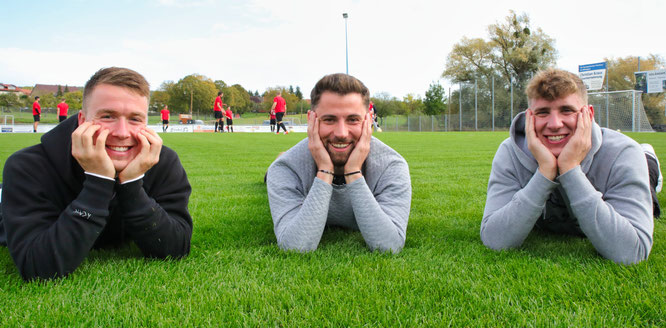 von links: Marius Schley (22 Jahre), Paolo Valentini (21 Jahre) und Lars Birster (21 Jahre) bei der Eröffnung des Naturrasenplatzes im Jahr 2019 in Bliesransbach.