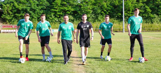 Trainer Jan Berger und die Auersmacher Neuzugänge.