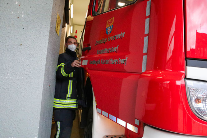 Einsteigen müssen die Feuerwehrleute vor der Fahrzeughalle - bei Wind und Wetter.