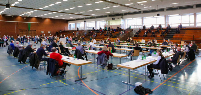 Etwa 120 Bürger kamen am Donnerstag zu der öffentlichen Sitzung des Gemeinderates in die Spiel- und Sporthalle in Kleinblittersdorf.