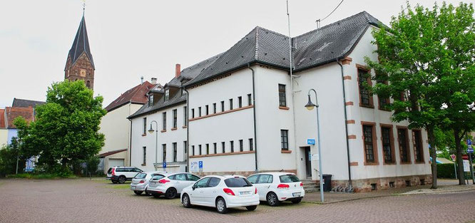 Das Verwaltungsgebäude in der Alte Schulstraße 5 in Kleinblittersdorf, inklusive Stellplätze.