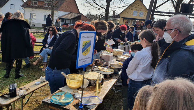 Drei Stunden lang glühten vor der evangelischen Kirche in Sitterswald die Waffeleisen.