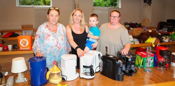 Im Pfarrheim in Kleinblittersdorf konnten Einrichtungsgegenstände abgeben oder abgeholt werden. Seit Donnerstag gibt es bis Samstag einen Benefiz-Markt im Pfarrheim. Von links: Monika Hary, Tanja Fleig und Kerstin Heck gehören zum Organisationsteam im Pfa