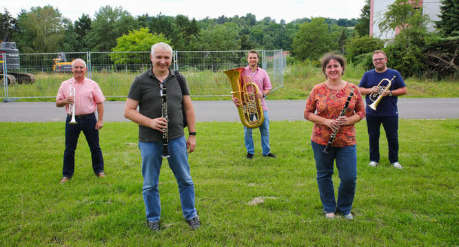 Das Noetzel-Trio und seine Freunde bei den Barmherzigen Brüdern von links: Petra Hartmann, Ralf Görlinger, Lukas Dressel, Rigobert Dressel, Steve Bernard.