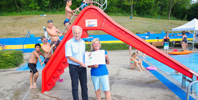 Im Jahr 2018 wurde die Rutsche installiert und eröffnet. Links der damalige Bürgermeister von Kleinblittersdorf Stephan Strichertz und rechts Ulrike Niederländer, die Vorsitzende des Fördervereins Freibad.