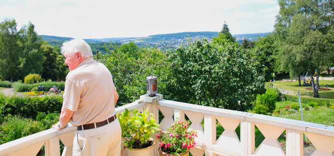 Hans Pauly auf seiner Terrasse in Auersmacher mit Weitblick bis nach Frankreich. 1954 sah der heute 86-Jährige mit seiner Frau das Endspiel der Fußballweltmeisterschaft live.