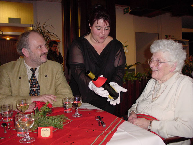 Stephan Strichertz bei einem Galadinner mit einer Bewohnerin des Seniorenheims St. Barbarahöhe in Auersmacher.