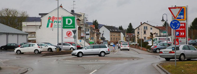 Wo soll ein Fußgängerüberweg hin? Direkt nach dem Kreisel oder noch Näher Richtung Ortsmitte?