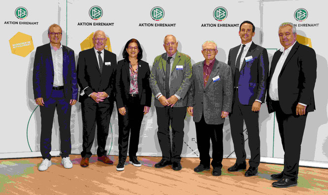 Foto: DFB, Getty, v.l.n.r. DFB-Vizepräsident Peter Peters, SFV-Präsident Heribert Ohlmann, DFB-Generalsekretärin Heike Ullrich, Rolf Zimmer, Winfried Kasper, SFV-Vizepräsident David Lindemann, DFB-Vizepräsident Peter Frymuth.