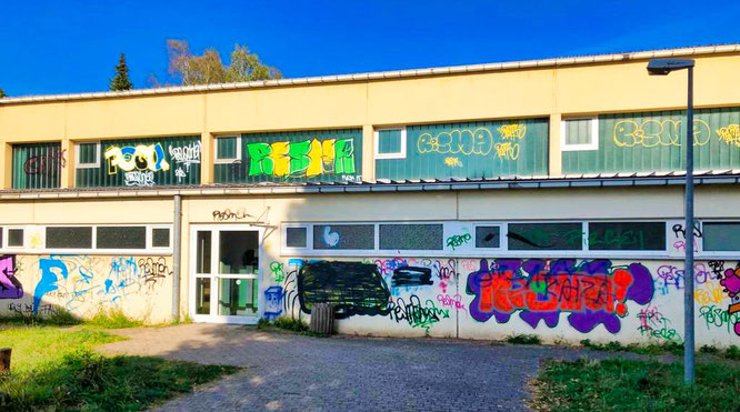 Die Schulturnhalle in Bliesransbach ist rundherum mit Graffiti verschmiert.