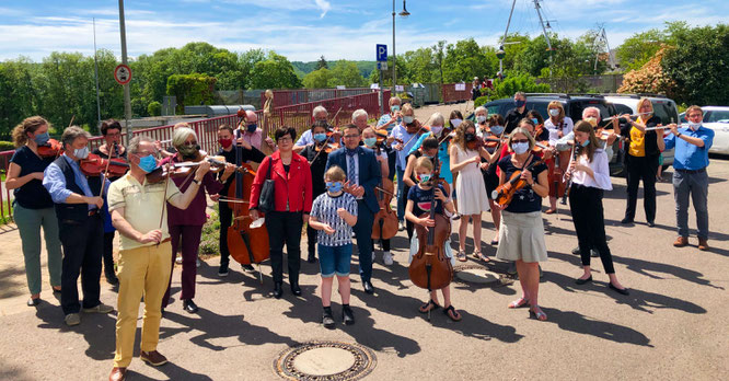 Das deutsch-französische Orchestre Symphonique SaarLorraine spielte am Samstag die Europahymne auf der Freundschaftsbrücke in Kleinblittersdorf.