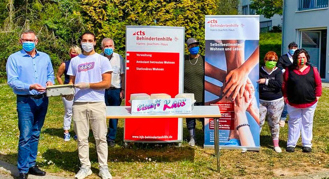 Raffaele Siciliano, Junior-Chef des Eiscafés übergibt das Eis an Marc Schmitt, den Einrichtungsleiter des Hanns-Joachim-Hauses.