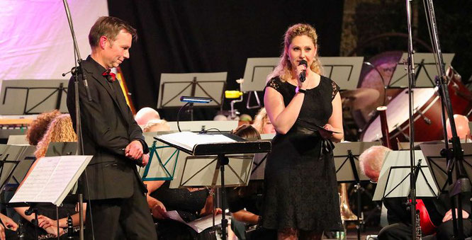 Dirigent Stefan Zimmer und Moderatorin Sarah Walter