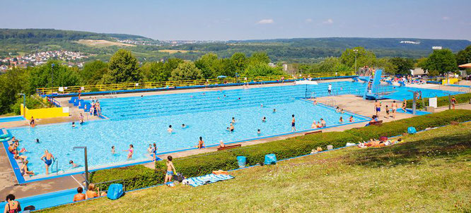 Das Kleinblittersdorfer Freibad bietet eine atemberaubende Aussicht und im Bad selber grünt und blüht es.