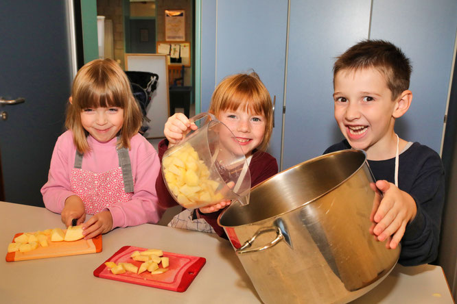 Die Kinder der Kita St. Agatha in Kleinblittersdorf kochen in der nächsten Woche Apfelmus für den Martinimarkt am 6. November. Clara, Josi und Aryan (von links) haben schon mal geprobt.