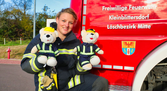 Franziska Fiack hatte die Idee für die Feuerwehr-Teddybären, die bei Einätzen an leidende Kinder verteilt werden sollen.