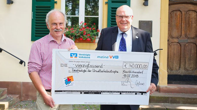 Mathias Beers, der Vorstandsvorsitzende der Vereinigten Volksbank (rechts) überreichte Stephan Strichertz, dem Bürgermeister der Gemeinde Kleinblittersdorf einen symbolisch Scheck in Höhe von 40 000 Euro.